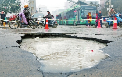 　路面陷了個大坑，下面是自來水公司的主管道。