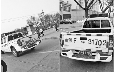 鶴壁市兩輛城管執(zhí)法車被拍到車身噴的號碼與牌照不符。