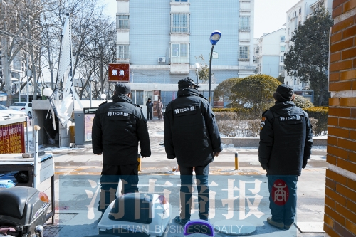 小區(qū)門口有兩撥保安把門，分屬不同的物業(yè)公司