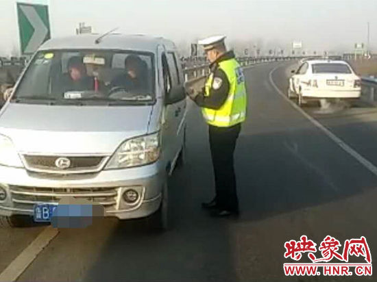 2月3日，一名男子因錯過了路口不顧自身安全竟然在高速上逆行，被焦作高速交警逮個正著。