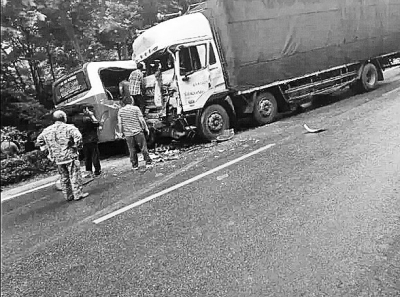 信陽(yáng)貨車和客車相撞致9人死亡20余人受傷