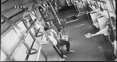 小情侶公交車(chē)上旁若無(wú)人吃西瓜，弄臟車(chē)廂環(huán)境引不滿。