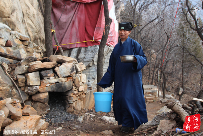 崔道長原籍東北，兩年前還只是一個普通的農民工，領著交往了半年的女朋友，住進了工棚。工棚里人員復雜，一次偶然的機會，他發(fā)現(xiàn)女朋友似乎和工頭有染，求證的過程中，挨了揍。