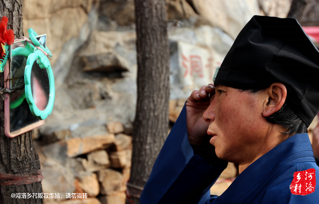 在一個下著雨的傍晚，他的行李被兩個五大三粗的壯漢，扔出了工棚。他于是一路南下，沿路打聽著少林寺，來到登封，打算學得一兩手功夫，回去報仇。在少林寺附近徘徊數(shù)日，因無人引薦，花光了身上所有的錢，也沒能進入少林寺。