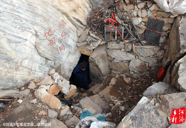 老崔說，以前就經(jīng)常半夜做夢，夢到女媧娘娘在召喚自己。上山以后，居住附近，竟然真的有一個地母洞，也不知是誰供奉了女媧娘娘的神像，后來這兒似乎成了老崔的獨家道場。