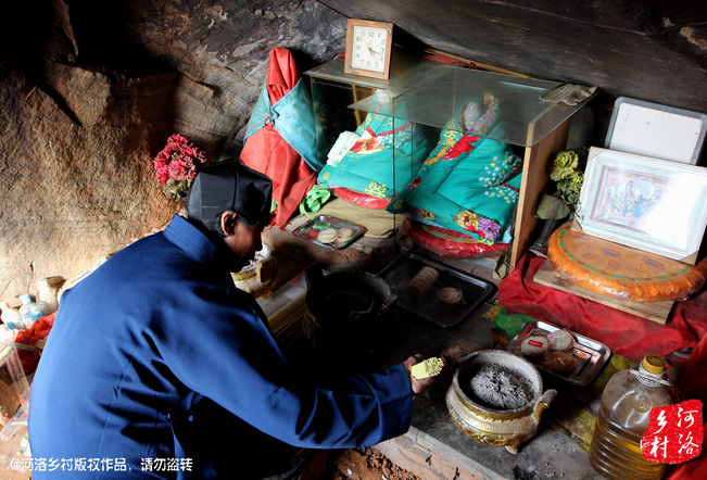 山上很少見到陌生人，所有的出家人也都有自己的生活。誦經(jīng)焚香，成了老崔的日常。