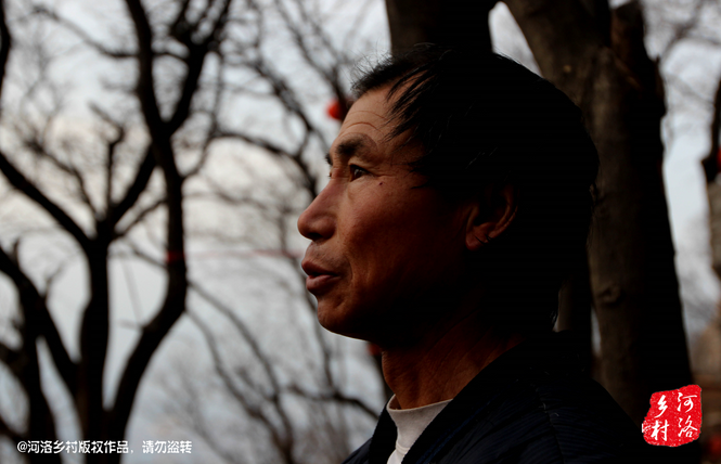 不過老崔對鄰居卻有著十分的不屑，平日里他們的生活，主要是自己種植的蔬菜和野菜，偶爾有山下香客的供奉。而鄰居卻經(jīng)常揀一些驢友丟棄的物品，飲料瓶，塑料紙，或者其它的物品。