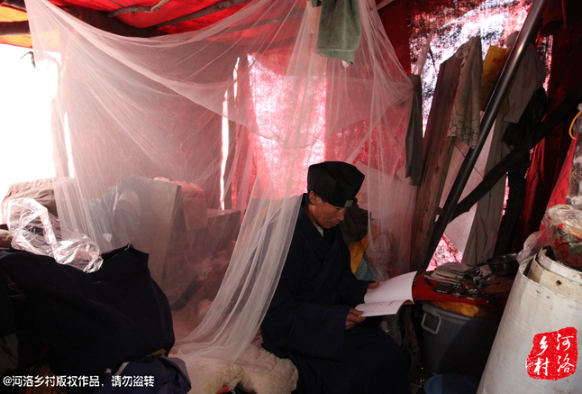 鄰居因為力氣大，弄壞了他幾根肋骨，他要求鄰居一萬塊錢賠償，經(jīng)有關部門協(xié)調，最終以八千塊錢了結。老崔理直氣壯的說：這不是對我的賠償，這是褻瀆女媧娘娘的懲罰。