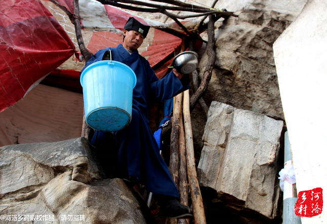 老崔居住的地方?jīng)]有通電，有了手機之后，就多了一項差事，隔天需要下山找地方給手機充電。一年多來，經(jīng)常上山下山，加上誦經(jīng)燒香，老崔的身體硬朗了很多，山路上行走，甚至比途經(jīng)的驢友更加迅速。