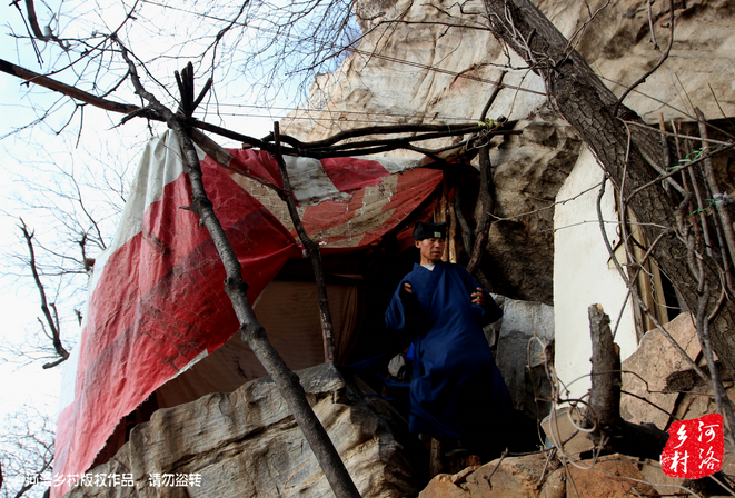 那個打斷老崔肋骨的道友搬走了，此刻半山腰只剩下老崔一個人，除了山下的香客，也只有偶爾登山的驢友路過。老崔一副面帶微笑的慈祥模樣，也贏得香客好感，有山下香客邀請他春節(jié)下山過年，老崔有些糾結，對于香客的邀請，是去還是不去呢？