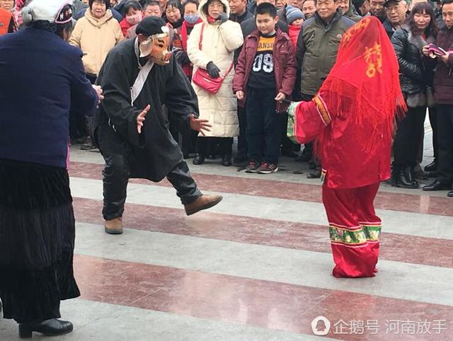 洛陽大叔扮豬八戒 一個(gè)動(dòng)作令人臉紅