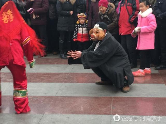 洛陽大叔扮豬八戒 一個(gè)動(dòng)作令人臉紅