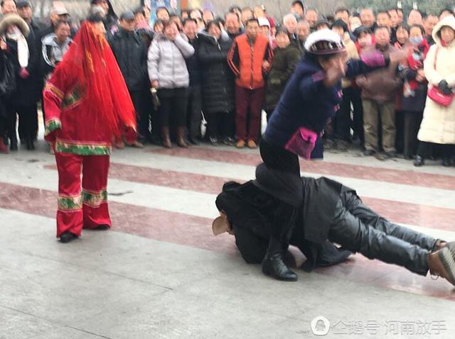 洛陽大叔扮豬八戒 一個(gè)動(dòng)作令人臉紅