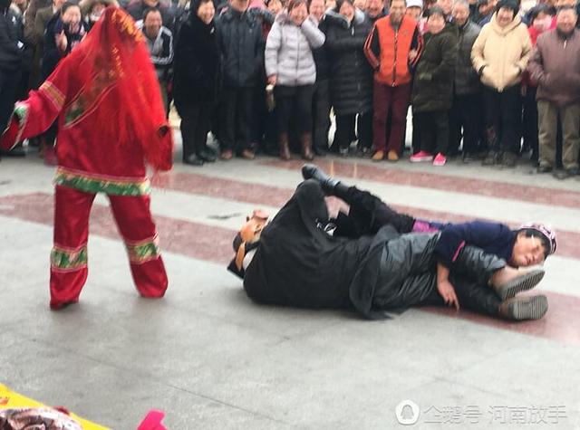 洛陽大叔扮豬八戒 一個(gè)動(dòng)作令人臉紅