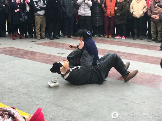 洛陽大叔扮豬八戒 一個(gè)動(dòng)作令人臉紅