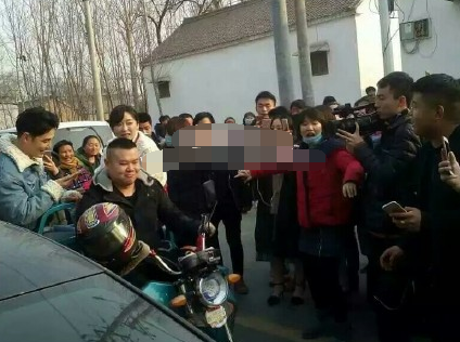 岳云鵬攜李詠回濮陽老家錄節(jié)目 整個村都轟動啦