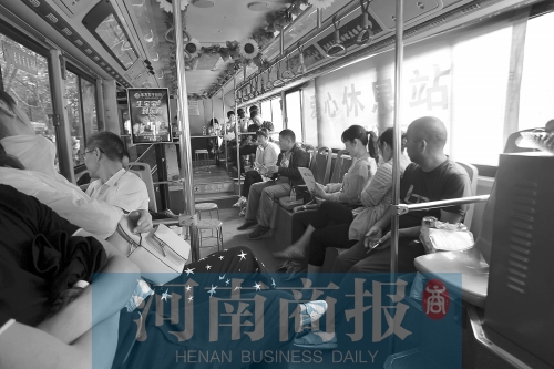 高考家長(zhǎng)坐公交“討彩頭” 網(wǎng)友提醒：“別坐985路” 為啥？