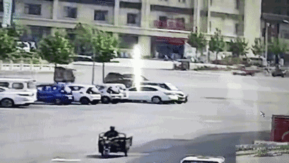 然而，這起看似簡(jiǎn)單的交通事故，接下來(lái)發(fā)生的事兒，卻讓人感到驚奇。