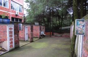 緊挨鐵山坪基地，有一條“迷你”街道，雖然簡陋，但尚未拆去的店鋪名稱顯出了曾經(jīng)的“繁華”。組圖/記者倪志剛