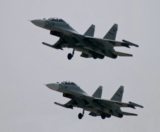 資料圖：解放軍蘇-30戰(zhàn)機(jī)編隊(duì)飛行。