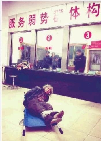1月7日23點(diǎn)50分，長(zhǎng)沙市救助管理站大廳，一名老年流浪者躺在擔(dān)架上，無助地看著記者。