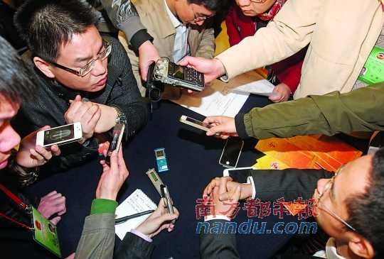 咨詢問政會(huì)上，記者的錄音設(shè)備遍布臺(tái)面。南都記者 馮宙鋒 攝