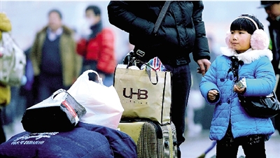 昨天上午，一名隨家長(zhǎng)回老家的小女孩在等候進(jìn)站。