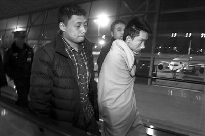 昨日，首都機場，跨國綁架勒索團伙首犯中國籍男子奚某被押解回國。新京報記者 尹亞飛 攝
