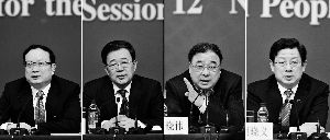 昨天，國務(wù)院深化醫(yī)藥衛(wèi)生體制改革領(lǐng)導(dǎo)小組辦公室負(fù)責(zé)人王保安、孫志剛、馬曉偉、胡曉義（從左至右）就“醫(yī)藥衛(wèi)生體制改革”有關(guān)問題回答記者提問。記者王鵬/攝