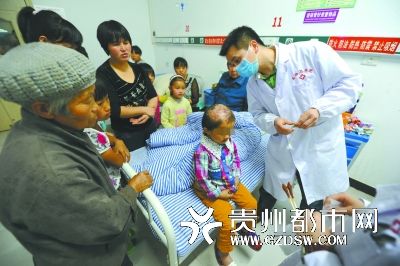 醫(yī)生為小麗作檢查。