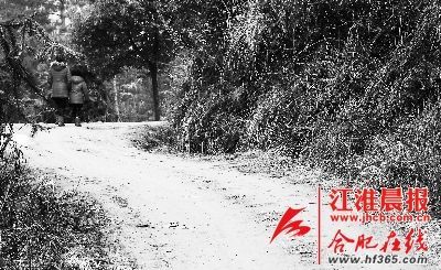 2月21日，媽媽帶著小雪離開了村子。 晨報記者 高博 攝