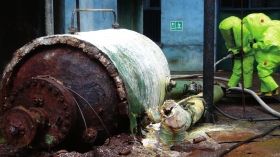 5月19日，中鹽湖南株洲化工集團(tuán)有限公司廠區(qū)，消防戰(zhàn)士穿著重型防化服對泄漏點(diǎn)及周圍進(jìn)行處置。圖/讀者高先生