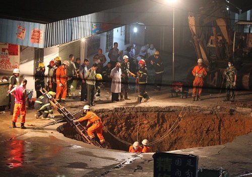 　圖為救援人員正在搜救。