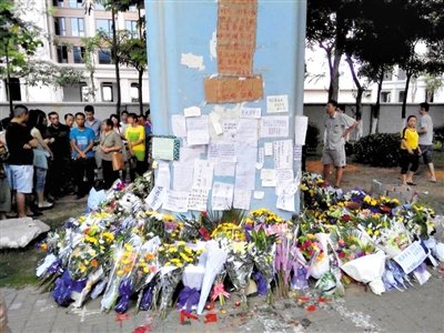 　昨日，廈門市民在BRT的橋墩下放上鮮花悼念逝者。新京報記者 郭鐵流 攝