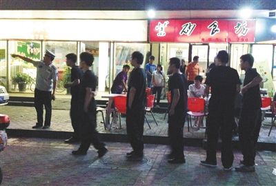 6月13日晚10點，朝陽區(qū)國美第一城附近，一名城管隊員帶領一隊協(xié)管例行巡查街邊大排檔。新京報記者 尹亞飛 攝