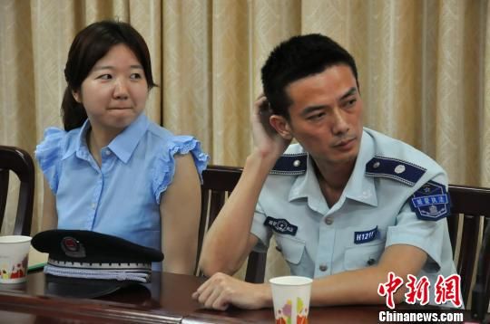 圖為參與“體驗(yàn)式執(zhí)法”的兩名城管隊(duì)員?！埱邸z