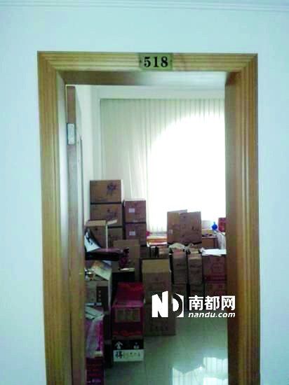 　江蘇靖江市工商局餐廳倉庫里被爆堆滿了高檔酒。
