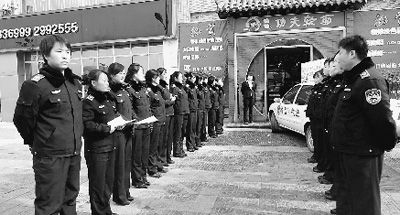 “列隊(duì)執(zhí)法”。