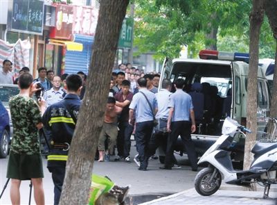 女童安全獲救后，嫌疑人被制服并由民警押出餐館。新華社發(fā)