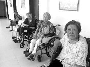 13個(gè)老人中，年齡最大的已經(jīng)99歲