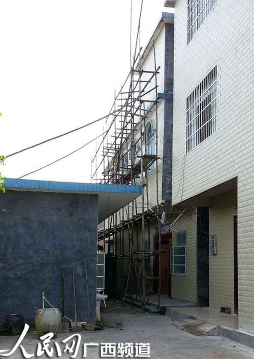 何某某的家門緊鎖，23日晚家人連夜搬家，現(xiàn)在去向不明