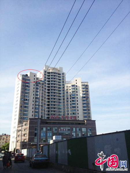 2013年8月14日，江蘇蘇州蘇州市三香大廈高樓18層樓頂東側(cè)陽臺(tái)上的“蘇州園林”式別墅，兩座涼亭和兩道回廊，飛檐翹角，一派蘇州園林的氣勢(shì)。中國(guó)網(wǎng)圖片庫李俊鋒攝影