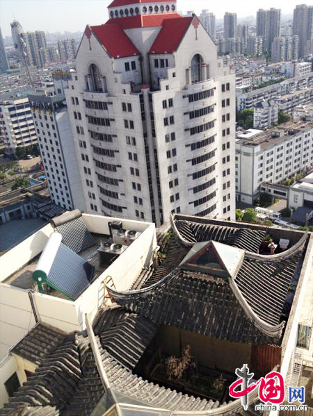 2013年8月14日，江蘇蘇州蘇州市三香大廈高樓18層樓頂東側(cè)陽臺(tái)上的“蘇州園林”式別墅，兩座涼亭和兩道回廊，飛檐翹角，一派蘇州園林的氣勢(shì)。中國(guó)網(wǎng)圖片庫李俊鋒攝影