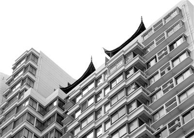 從三香大廈樓下能看見(jiàn)“空中園林”的亭檐一角。