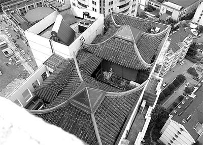 前日，從三香大廈另一單元樓頂俯拍“空中園林”。