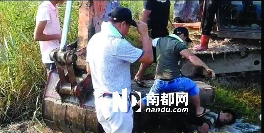 另一名男子被推入水塘。