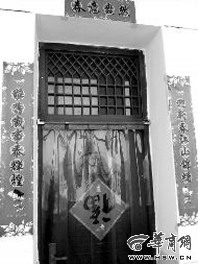 昨日中午，張某辦公室大門緊閉。