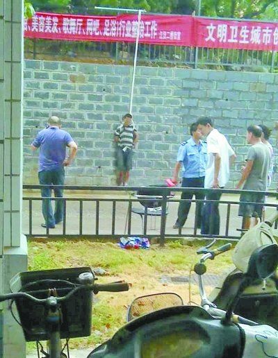 小偷被五花大綁捆在小區(qū)門前的墻壁上示眾。 網(wǎng)友羅先生 攝