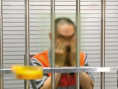 韓磊掩面哭泣。