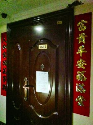 拆除公告昨天仍貼在2605號大門上。